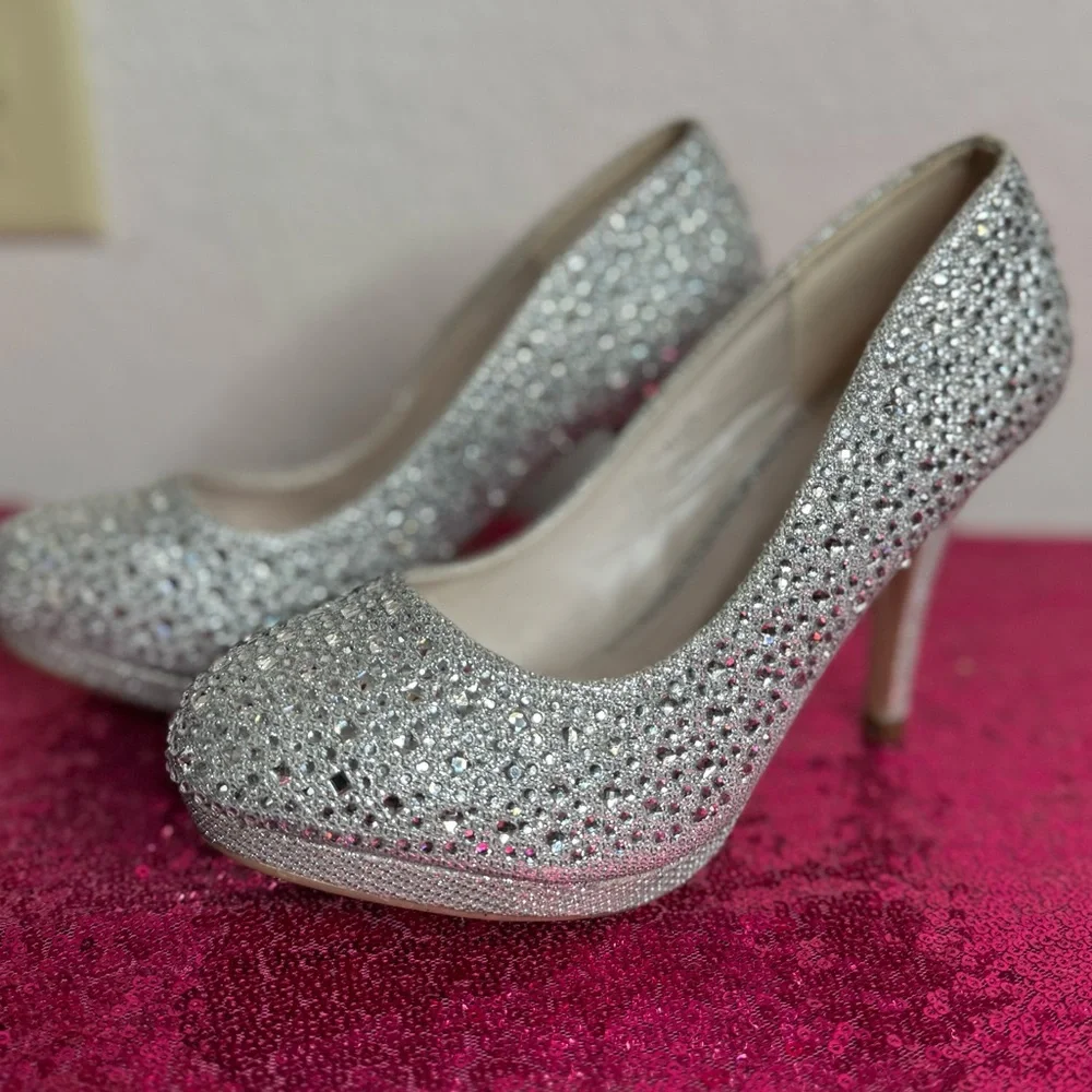 David’s Bridal💎 SPARKLING Cinderella Rhinestone, Crystal Pumps (Women’s Size 6)